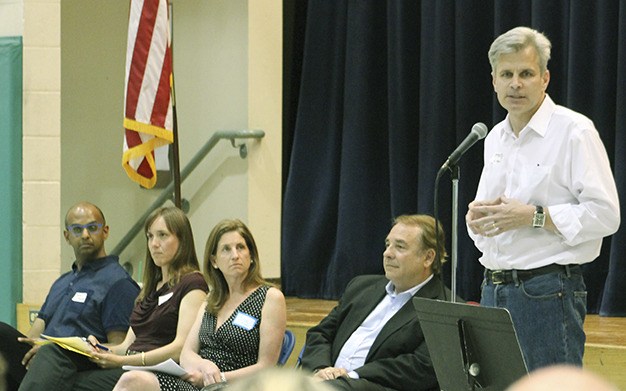 Sen. Steve Litzow speaks to community members about K-12 education funding Thursday