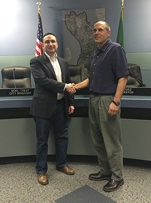 Joel Wachs shakes hands with Mayor Bruce Bassett after being appointed to the Mercer Island City Council on Jan. 20.