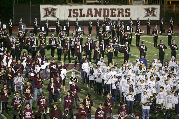 Hundreds of Island band students