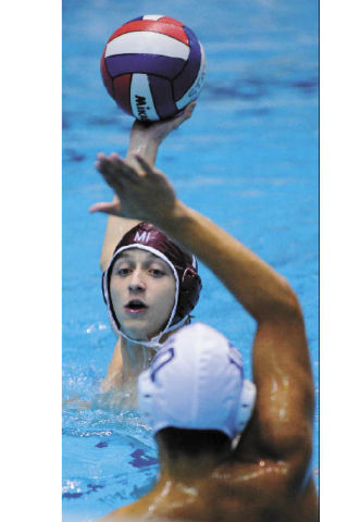 Islander Karchy Somyguari looks for a teammate during a 12-9 state championship victory over Newport on Saturday.