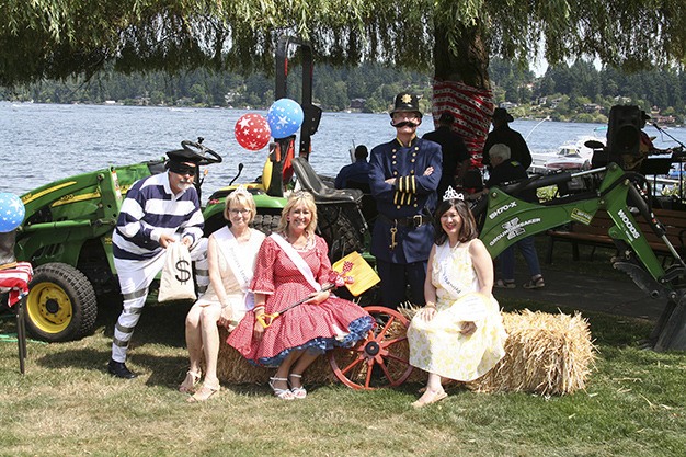 A turn-of-the-century county fair was the theme for Covenant Shores' annual picnic.