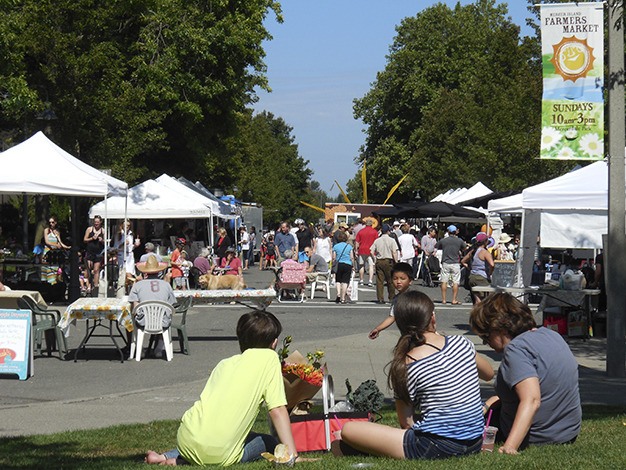 The crowds at the Mercer Island Farmers Market on Sunday