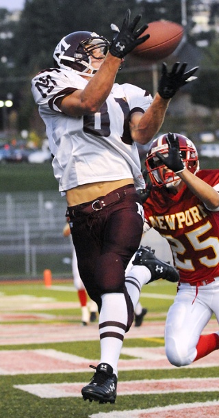 Islanders WR Bryce Borer (81) makes a reception for a touchdown in the first half at Newport Friday.
