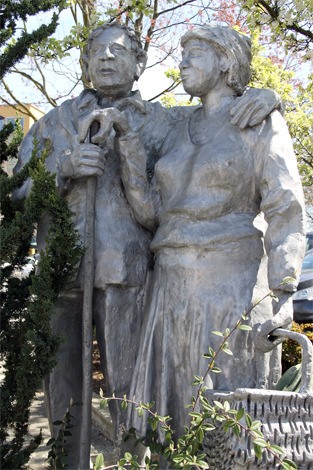 Richard Beyer created the statue of the amiable couple