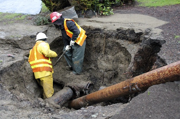 City workers dig at the site of a water main break in the 7300 block of S.E. 36th Street on Wednesday