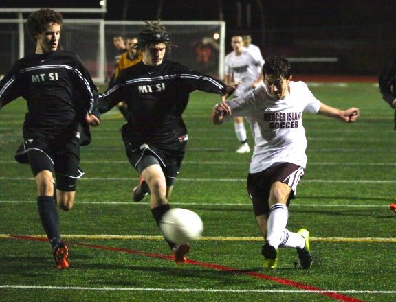 Mercer Island's Blake Wright dribbles on a fast break down field during the Islanders win over Mount Si on Friday