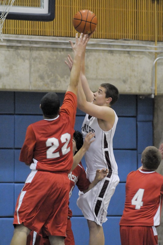 Islander Joe Rasmussen goes up for a shot during Mercer Island’s semifinal win over Mount Si last week at KingCo.