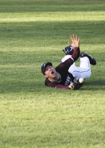 Mercer Island’s Philip Pugel (17) dives for a fly ball during the Islanders’ KingCo game against Mount Si on Thursday. The Islanders lost 5-0.