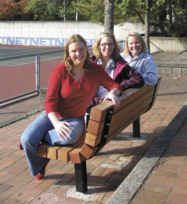 Members of Arboretum Unit #96 recently donated funds to place a memorial bench in Luther Burbank Park for longtime member Joyce Hedlund. Seen here are her daughters