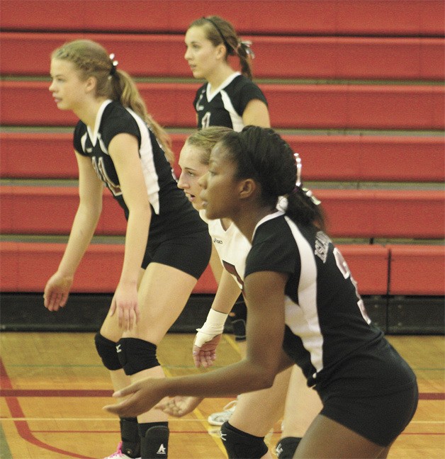 The Islanders await a serve during the team’s 3-1 KingCo tournament win over Liberty last Saturday.