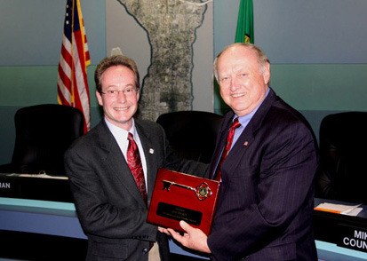 Current Mercer Island Mayor Jim Pearman gives Jim Horn the 2010 Distinguished Service Award.
