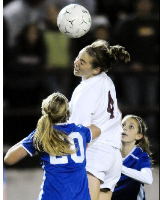 Islanders forward Ellen Haas (4) heads a ball during a game against Bellevue at Mercer Island