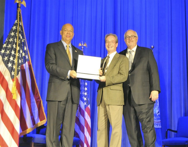 Islander Jim Pearman receives the FEMA Administrator’s Award from Jeh Charles Johnson