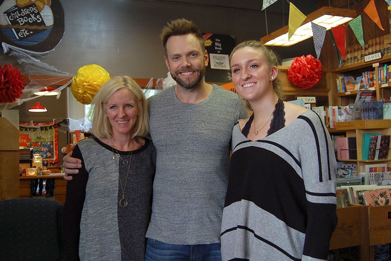 Joel McHale entertains Island Books crowd