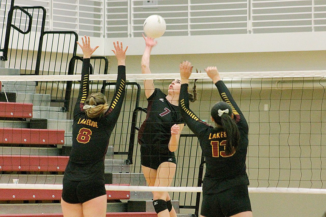 Mercer Island’s Kelly Behrbaum (7) goes up for the spike against Lakeside during the Sea-King 3A district tournament final Saturday night at Lakeside High School. The Lions beat the Islanders 25-16, 12-25, 25-17, 25-11. Joe Livarchik/staff photo.