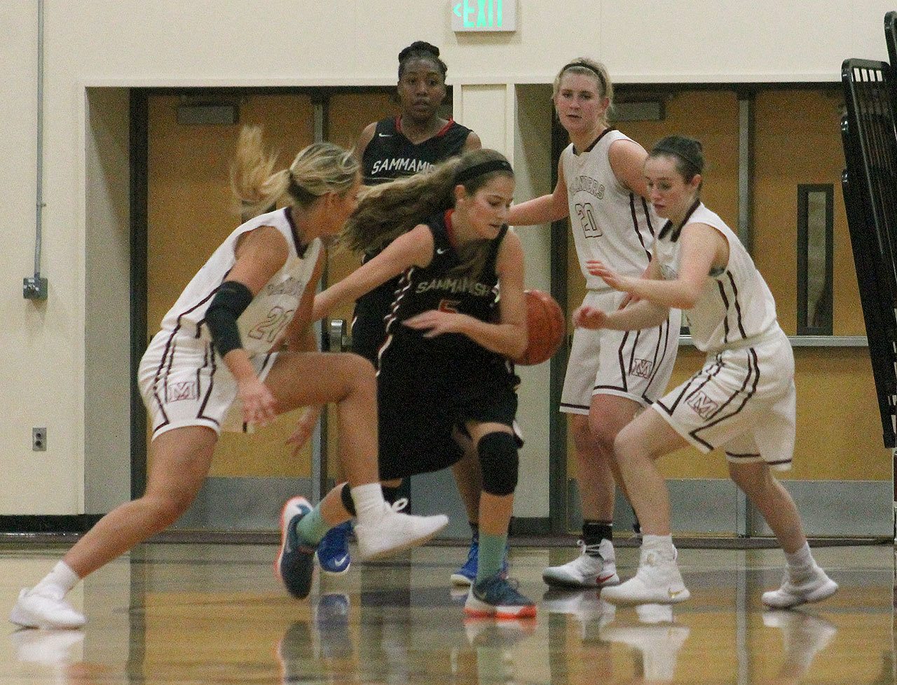 Mercer Island’s Macy Mounger, far left, and Claire Mansfield, far right, swarm Sammamish guard Katelyn Nagel during the Islanders’ home opener against the Totems Friday at Mercer Island High School. Mercer Island beat Sammamish 69-33. Joe Livarchik/staff photo.