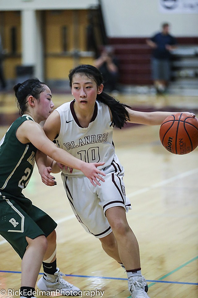 Photo courtesy of Rick Edelman/Rick Edelman Photography                                Mercer Island point guard Kailee Yan, right, scored 17 points against the Redmond Mustangs on Jan. 20.