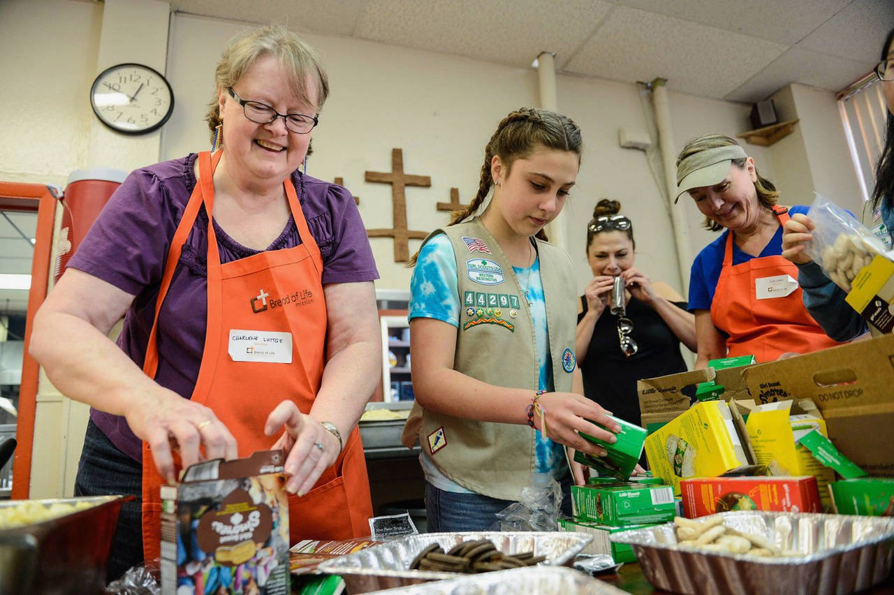 Mercer Island Girl Scouts from Cadette Troop 44297 volunteer at Seattle’s Bread of Life Mission on Memorial Day. Photos courtesy of Terese Broccoli