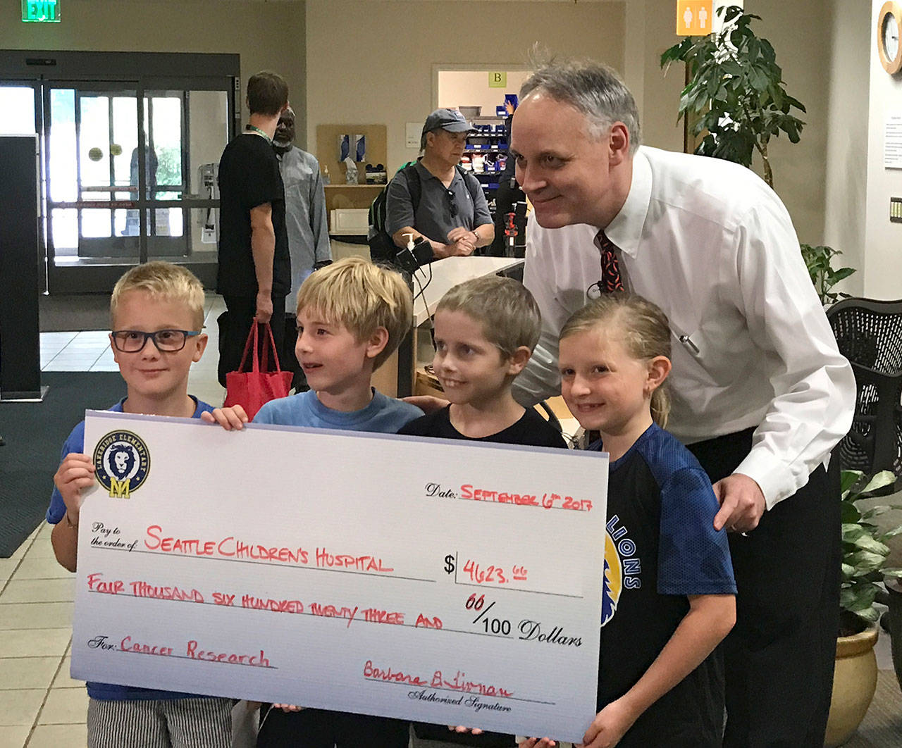 From left, Oscar Hokanson (2016-17 Lakeridge K-Kids Club Vice President), Tyler Lowe (K-Kids Club Treasurer), Ewan Lill and Piper Auld (K-Kids Club Secretary) pose with Dr. Doug Hawkins, the interim division chief of cancer and blood disorders at Seattle Children’s Hospital, on Sept. 6. Photo courtesy of Julia Hokanson