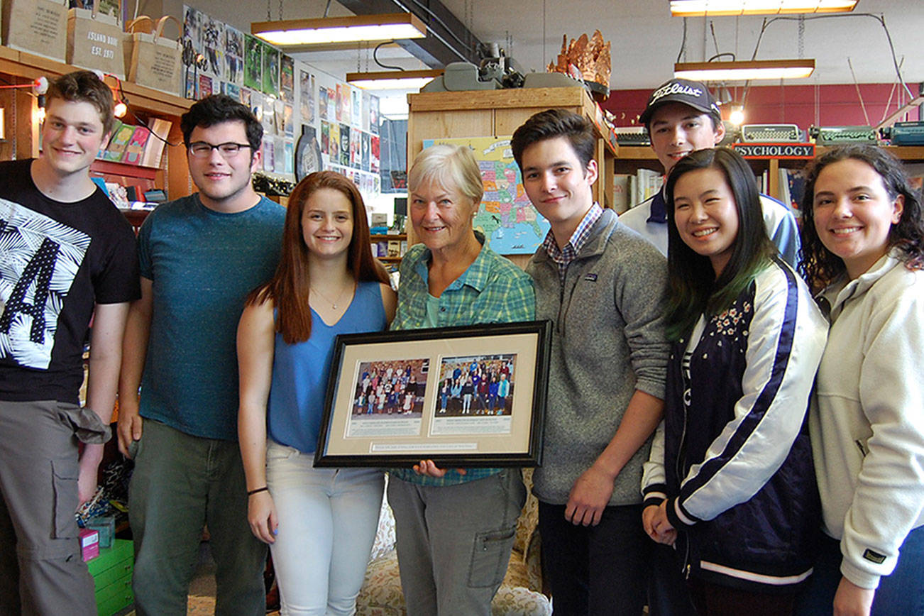 Mercer Island graduating seniors reunite with kindergarten teacher