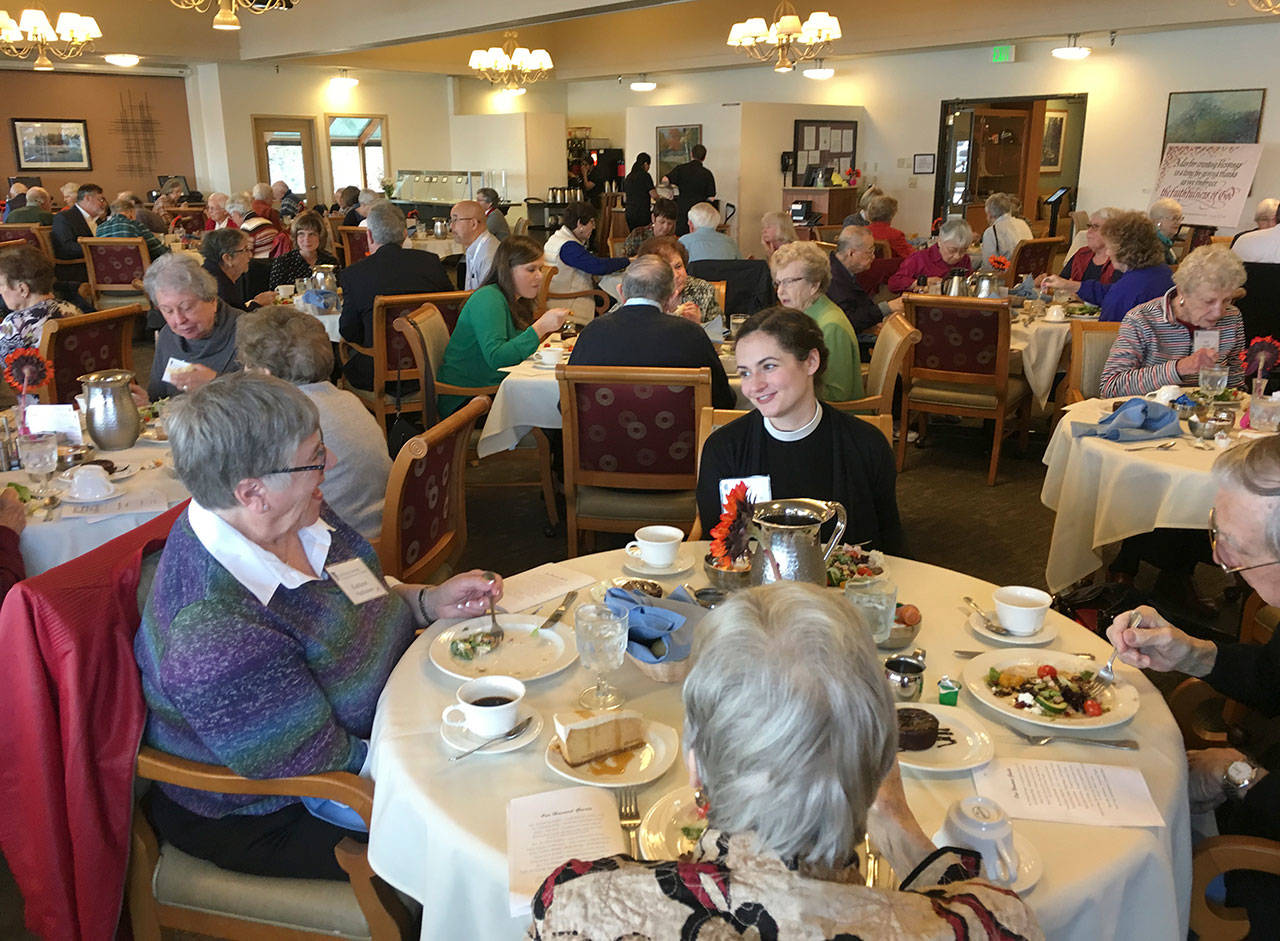 The Reverend Elizabeth Riley, new rector of Emmanuel Episcopal Church on Mercer Island, enjoys lunch with some of her parishioners. Photo courtesy of Greg Asimakoupoulos