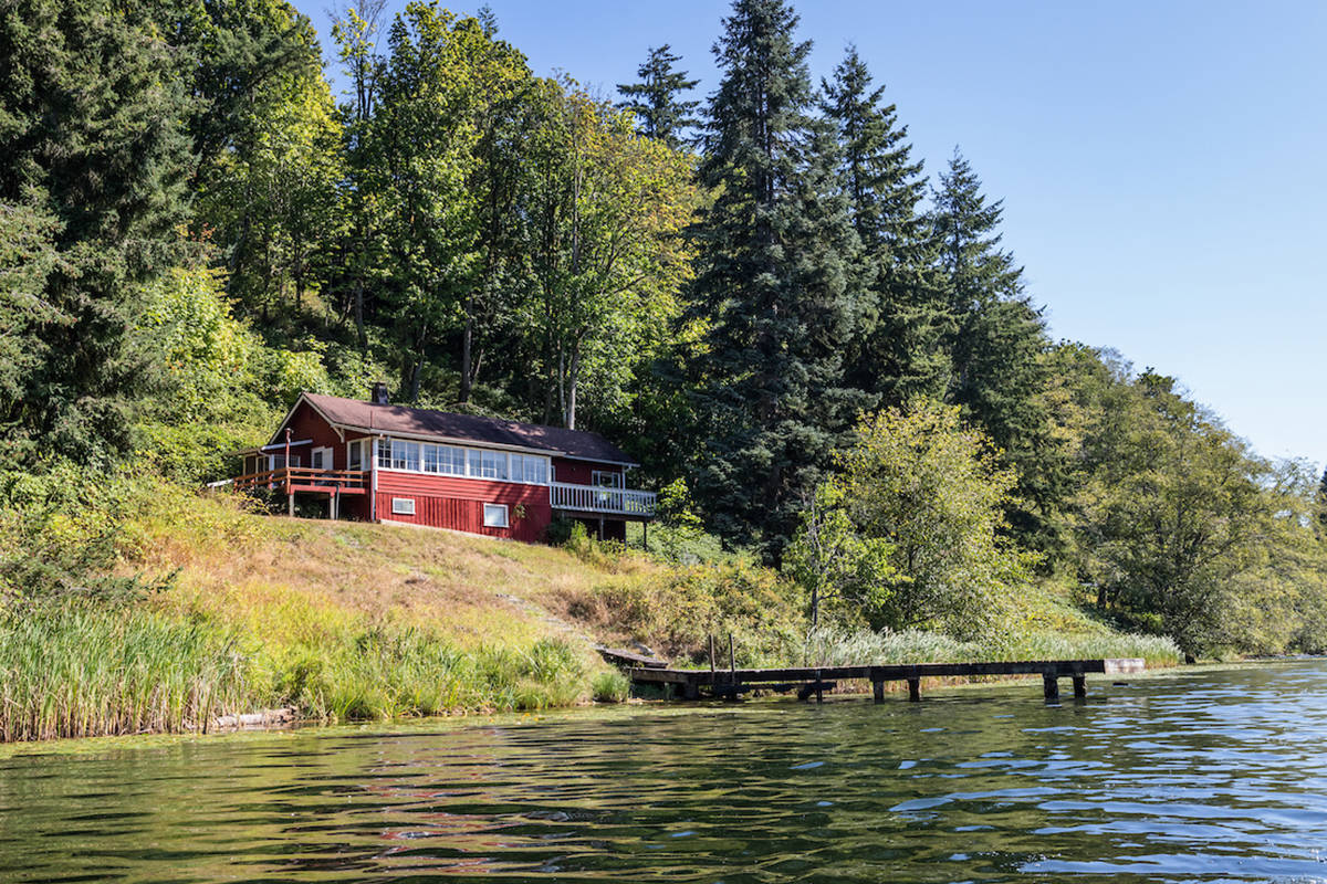 The existing home on this 38-acre property on Lake McMurray sits right at the lakefront. The options for the property, offered for sale by Engel & Völkers Seattle, are limited only by a purchaser’s imagination. Photo by Carl Bortolami