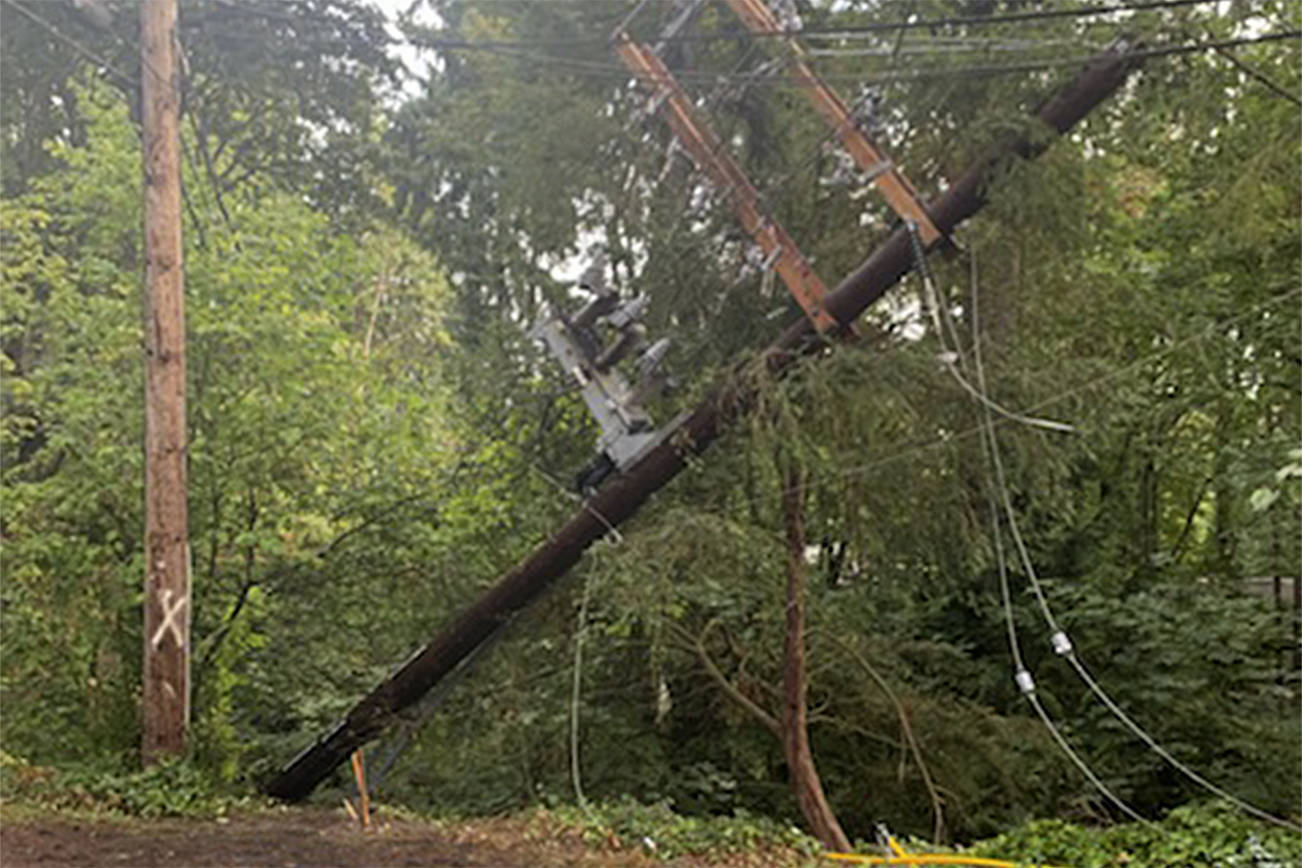 Parts of Mercer Island left without power after car collides with pole