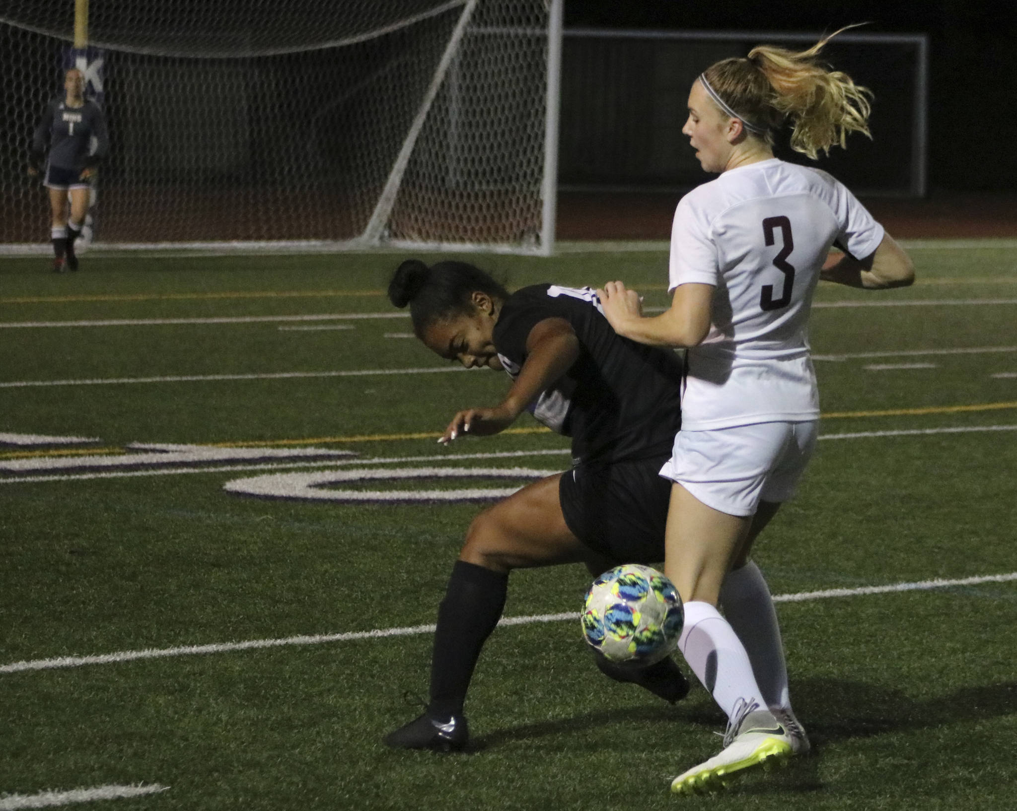 Mercer Island winger Jalyn Sandwith fights for the ball against Lake Washington’s Ari Issa in a 6-0 Islanders loss. Benjamin Olson/ staff photo