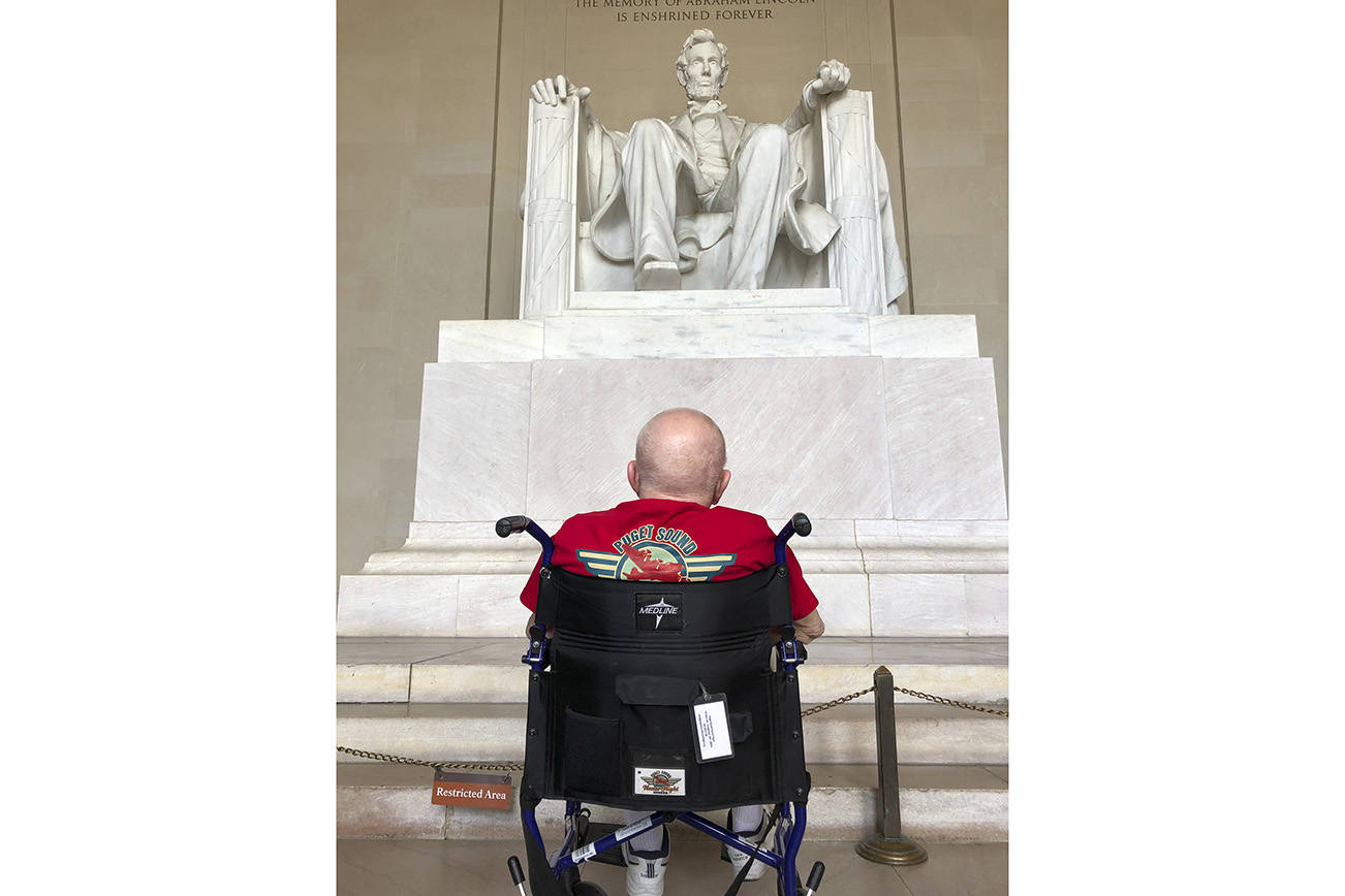 Marlin “Zip” Zuther, a veteran from Mercer Island experiences the Lincoln Memorial in Washington, D.C. Photo by Greg Asimakoupoulos