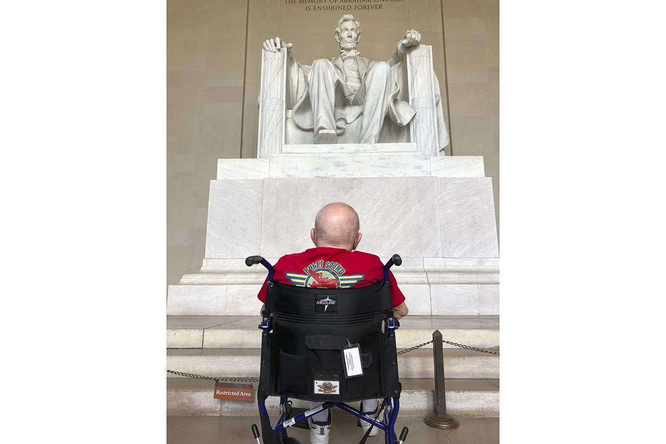Marlin “Zip” Zuther, a veteran from Mercer Island experiences the Lincoln Memorial in Washington, D.C. Photo by Greg Asimakoupoulos