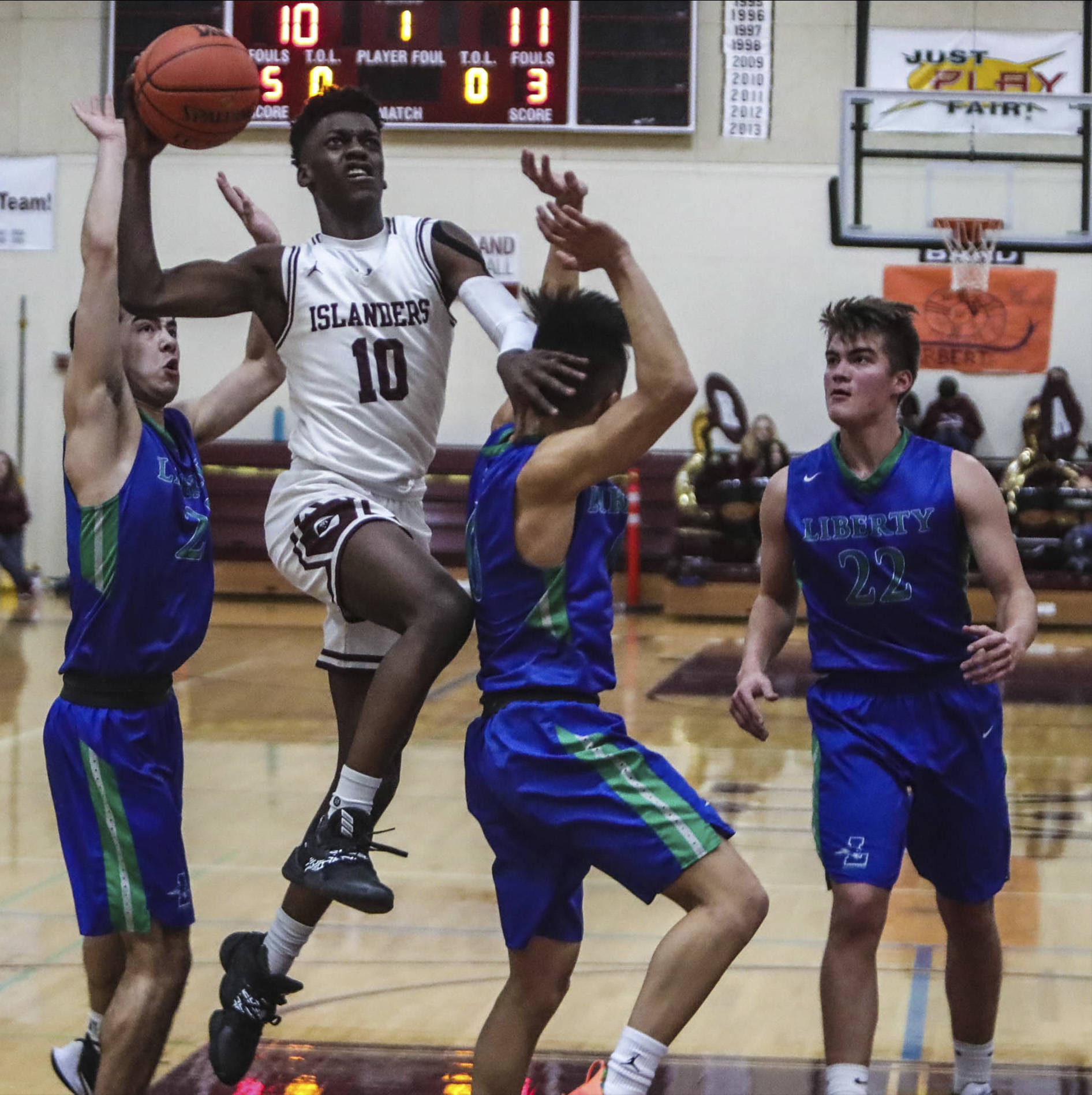 Mercer Island guard Nigel Seda (10) drives to the hoop during the Islanders’ 65-49 victory over the Liberty Patriots on Dec. 10. Photo courtesy of Don Borin/Stop Action Photography