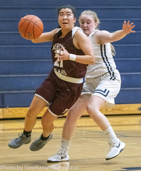 Mercer Island senior guard Mattie Lee (left) tries to get past Bellevue sophomore Brooklyn Jones (right) on Jan. 15. Photo courtesy of Stephanie Ault Justus