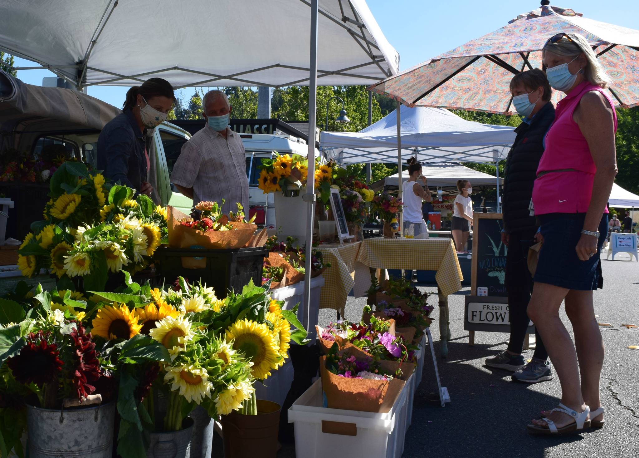 People bring ‘good vibes’ to the Mercer Island Farmers Market