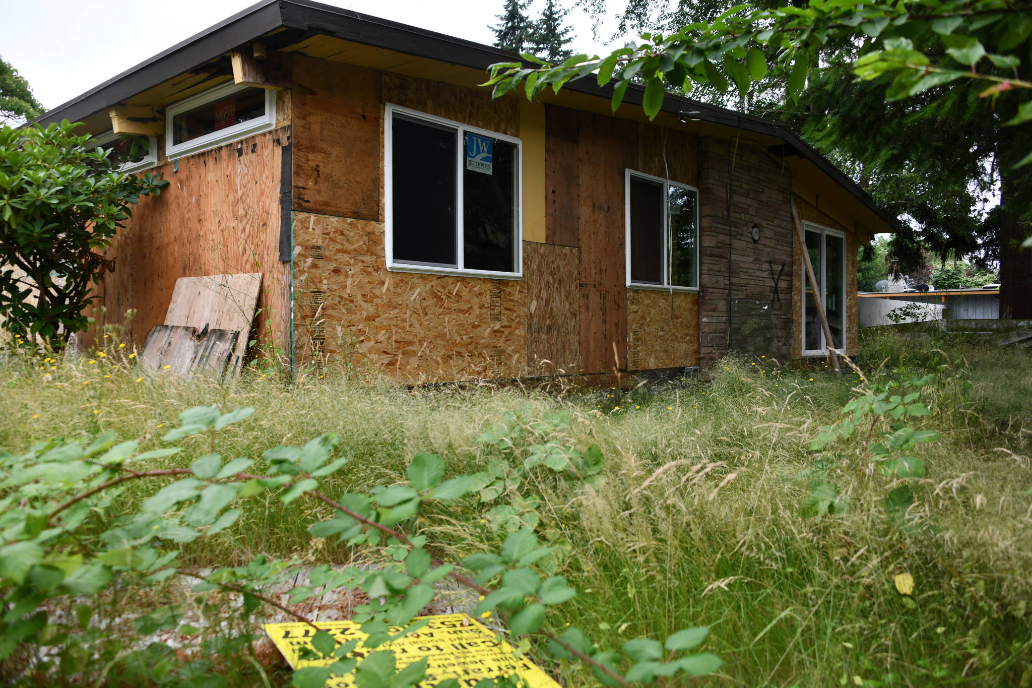 Mercer Island City Council has approved a resolution for the city to purchase the uninhabitable property at the busy intersection of Southeast 40th Street and Island Crest Way. Andy Nystrom/ staff photo