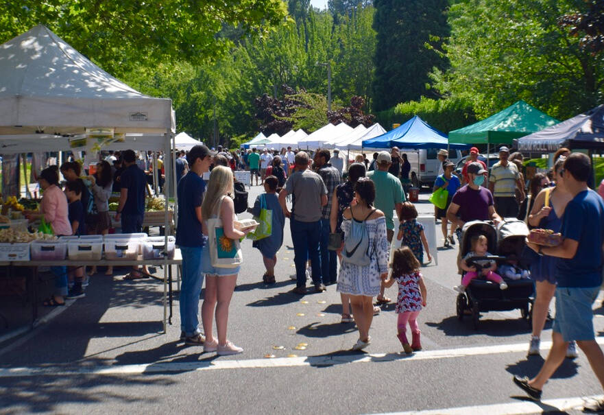 Customers get some shopping in at the Mercer Island Farmers Market near Mercerdale Park. Courtesy photo