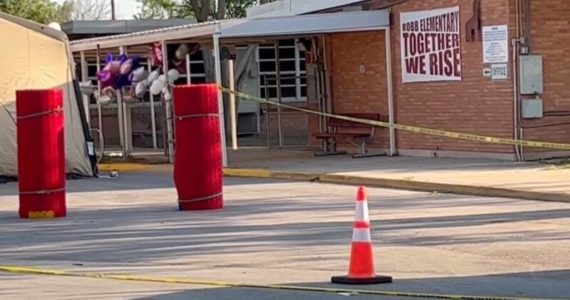 Police lines set up outside of Robb Elementary School in Uvalde, Texas. (Public domain photo courtesy of VOA/Wikipedia)