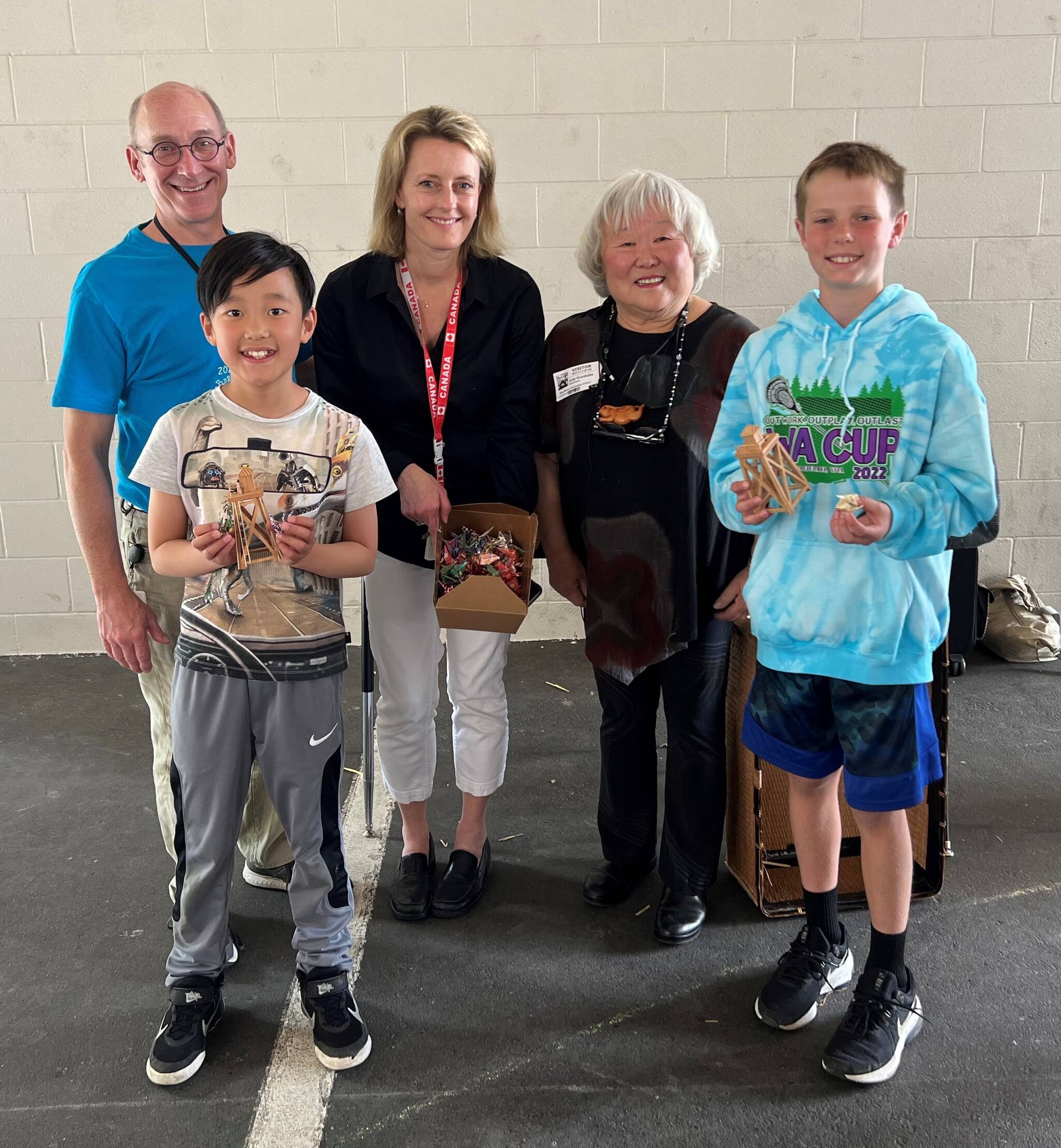 West Mercer Elementary teachers and students meeting Judy after her presentation. From left: 4th grade teacher David Baxter, 4th grade student Miles Chow, 4th grade teacher Sherry Isaacs, Judy Kusakabe, and 4th grade student Evan Manfredo. Photos by Soyun Chow