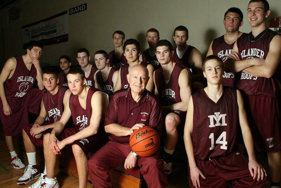 Photo courtesy of the Mercer Island School District
Ed Pepple with one of his many Mercer Island High School basketball squads.
