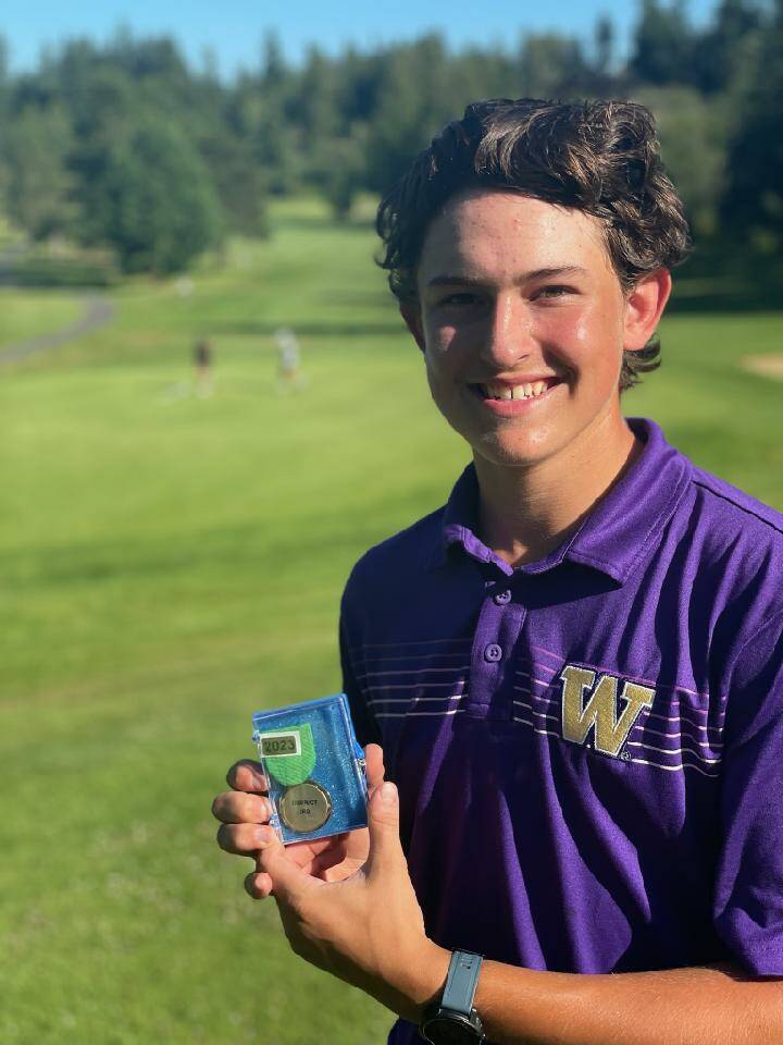 Mercer Island’s Alex Harwood displays his third-place medal over the summer at the Washington Junior Golf Association District 2 championship at Bellevue Golf Course. Photo courtesy of Eric Harwood