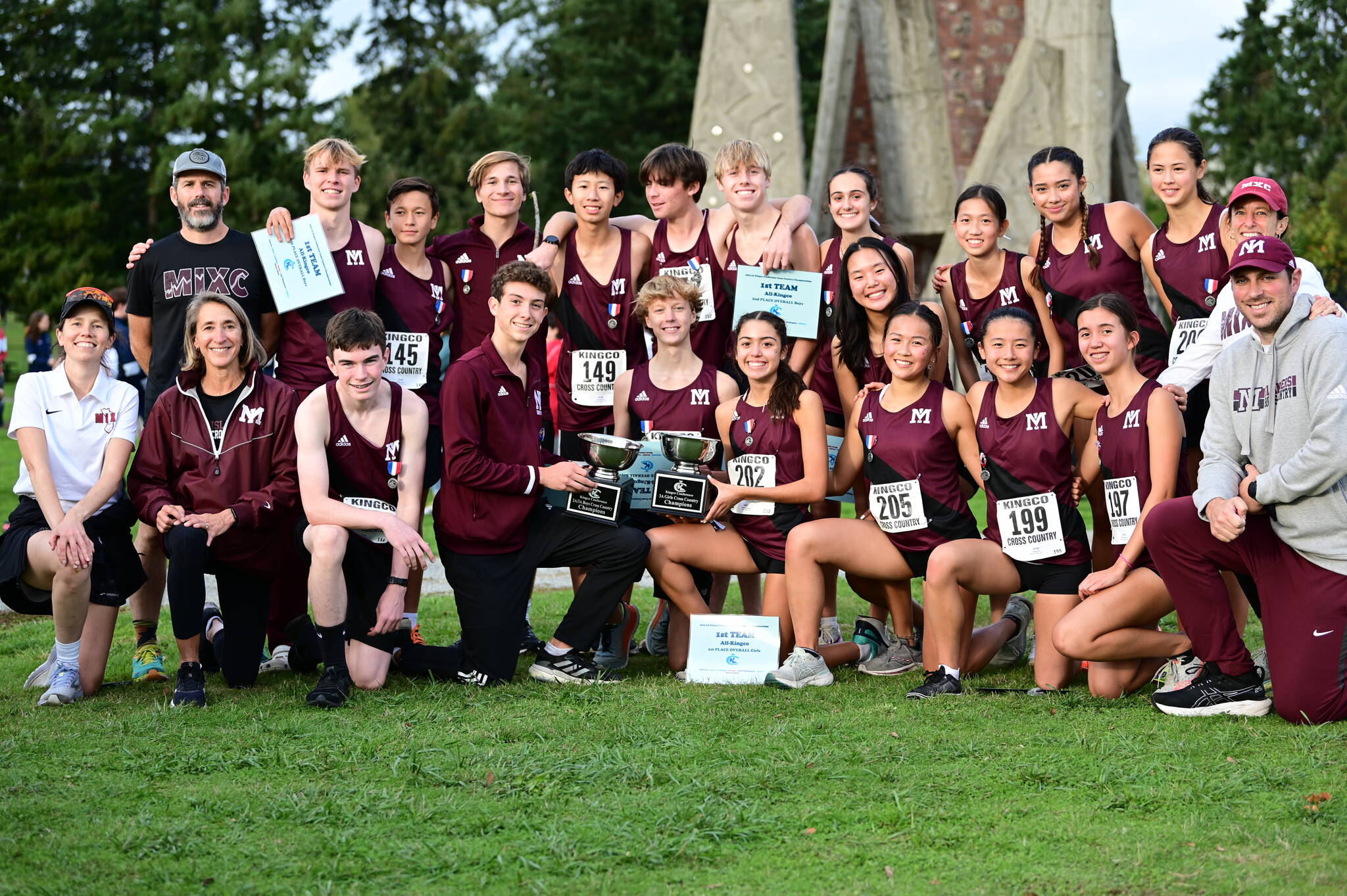 The Mercer Island High School boys and girls cross country teams with their coaches. Photo courtesy of Aaron Koopman