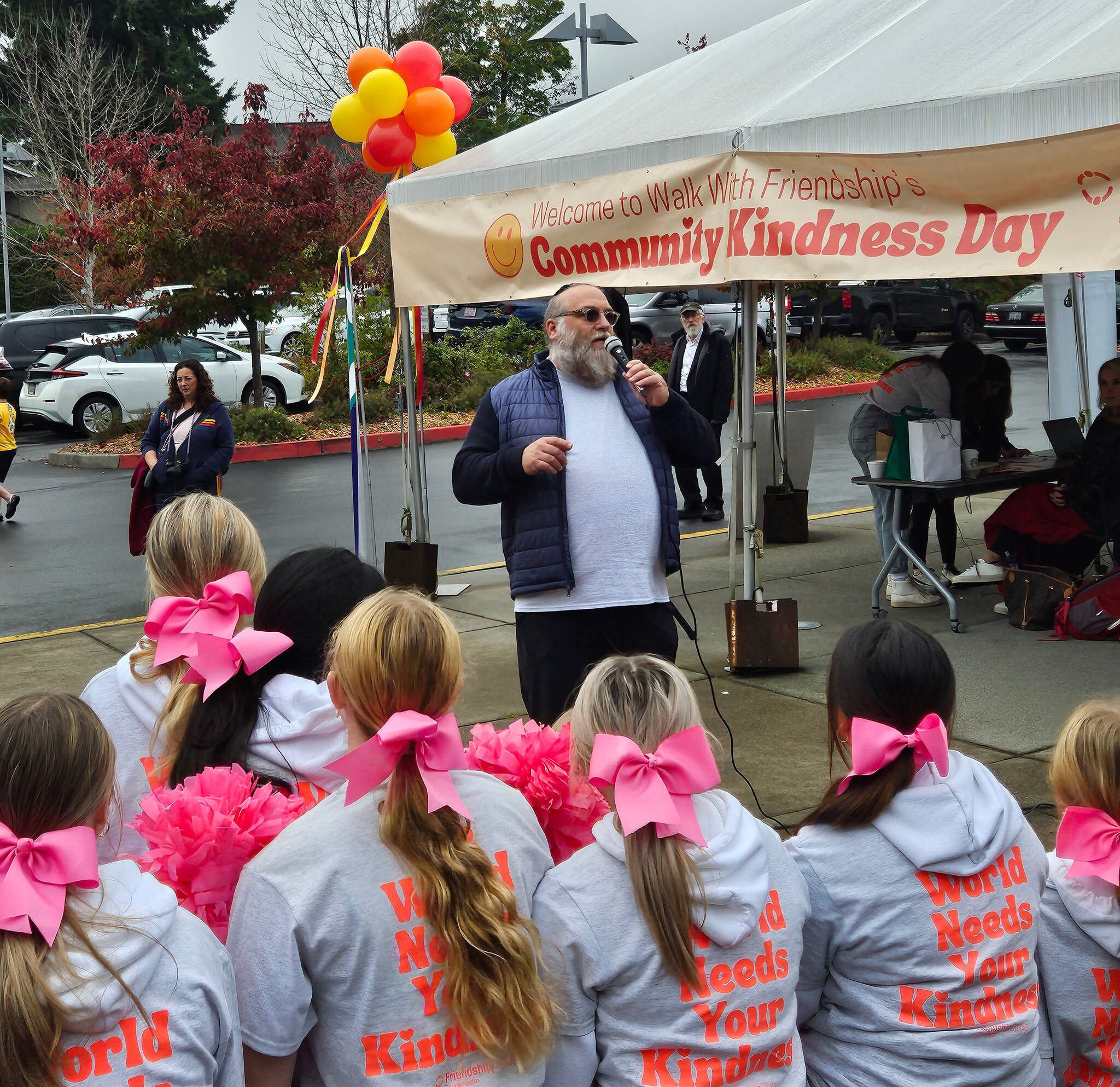 Friendship Circle founder Rabbi Elazar Bogomilsky welcomes the crowd — which included Mercer Island High School cheerleaders — at the 10th annual Community Day of Kindness/1K Friendship Walk on Oct. 22 on Mercer Island. Courtesy photo