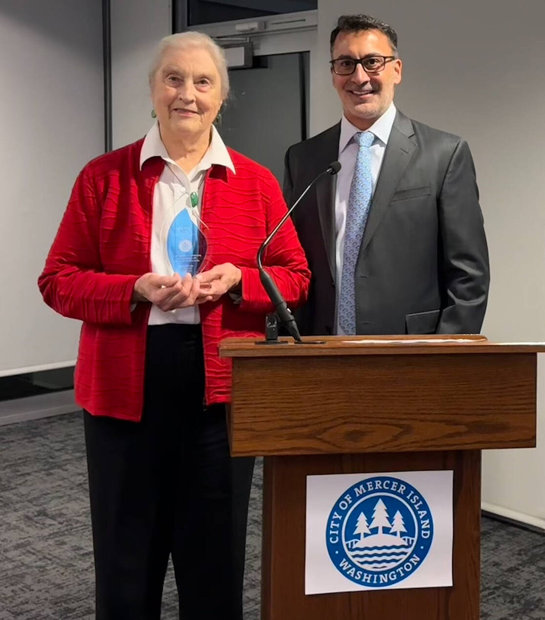 Lola Deane receives her 2022 Community Member of the Year award from Mayor Salim Nice at the Dec. 5 city council meeting. Photo courtesy of the city of Mercer Island