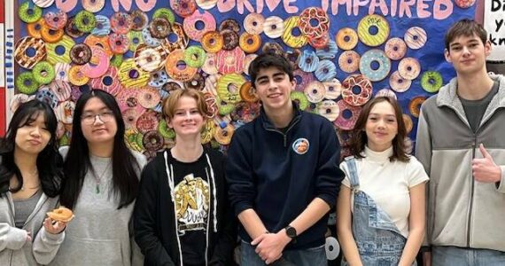On Feb. 4, the Mercer Island High School’s S.A.F.E. Club hosted the “I DONUT drive impaired” event in conjunction with the Youth and Family Services MI Healthy Youth Initiative. During the lunch hour, MIHS students were invited to sign a pledge stating that they would not drive a car or ride in a car with someone who was impaired by alcohol, cannabis or other substances. After signing the pledge, students received a Krispy Kreme donut. Over 700 donuts were distributed at the event. 
Photos courtesy of Michelle Ritter