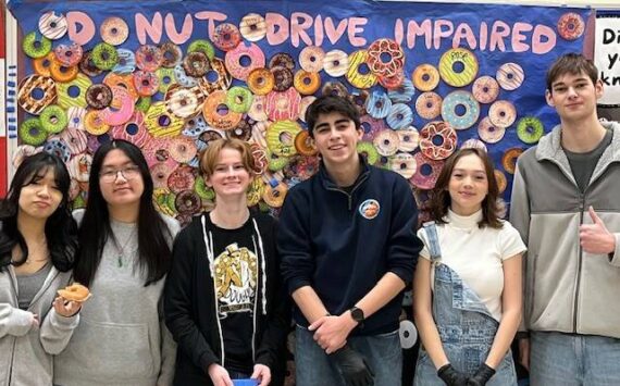 On Feb. 4, the Mercer Island High School’s S.A.F.E. Club hosted the “I DONUT drive impaired” event in conjunction with the Youth and Family Services MI Healthy Youth Initiative. During the lunch hour, MIHS students were invited to sign a pledge stating that they would not drive a car or ride in a car with someone who was impaired by alcohol, cannabis or other substances. After signing the pledge, students received a Krispy Kreme donut. Over 700 donuts were distributed at the event. 
Photos courtesy of Michelle Ritter