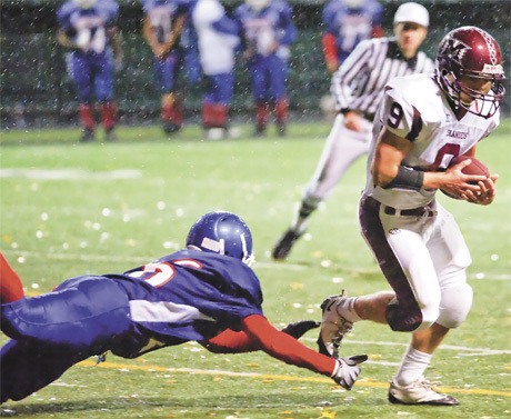 Junior Doug Mahony (9) makes a downfield run during the Islanders’ non-league win over Chief Sealth last Friday in Memorial Stadium.
