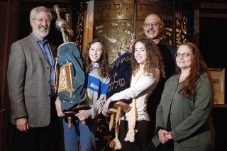 Chad Coleman/Mercer Island Reporter Members of Herzl-Ner Tamid Conservative Congregation