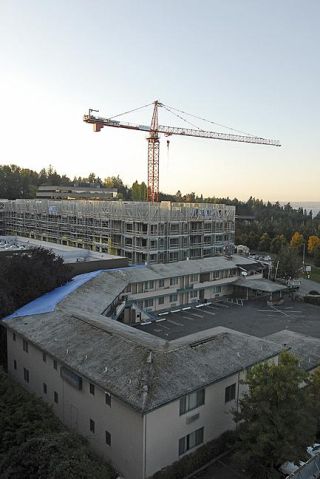 Chad Coleman/Mercer Island Reporter A familiar sight in 2007: a crane towers over Aljoya House and the now-closed Mercer Island Travelodge.