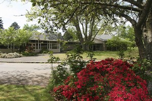 The First Church of Christian Scientists at 8685 S.E. 47th St. sits on three acres of land just west of Island Crest Way. It is considered a classic examle of mid-century public architecture. It all seems b’sheret