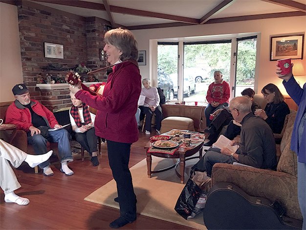 Islander Sue Bond leads the Solemates in a holiday sing-along on Dec. 16. Solemates