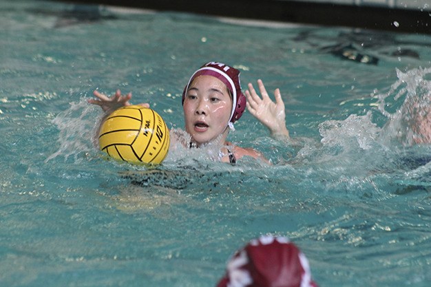 Mercer Island’s Michelle Na chases down the ball against Auburn-Mountainview Thursday